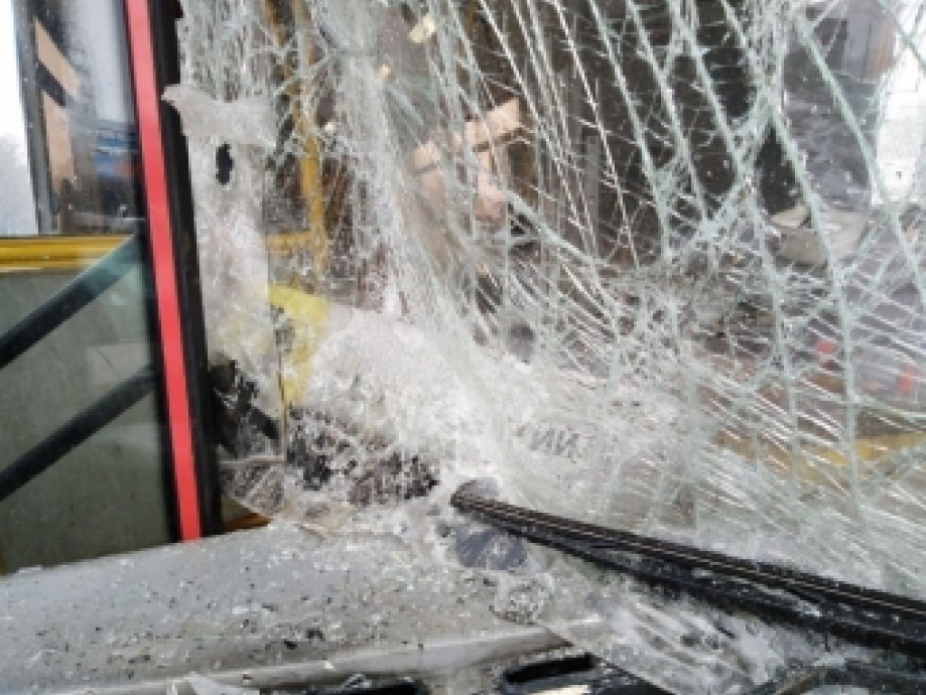 В Запорожье неизвестные обстреляли автобус с пассажирами (ФОТО)