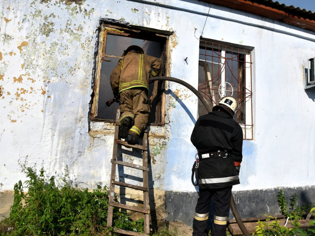 Под Одессой горела сельская библиотека (ФОТО)