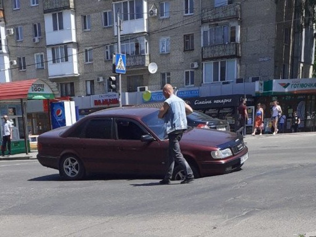 В Николаеве Audi посреди дороги застрял в яме (ФОТО)