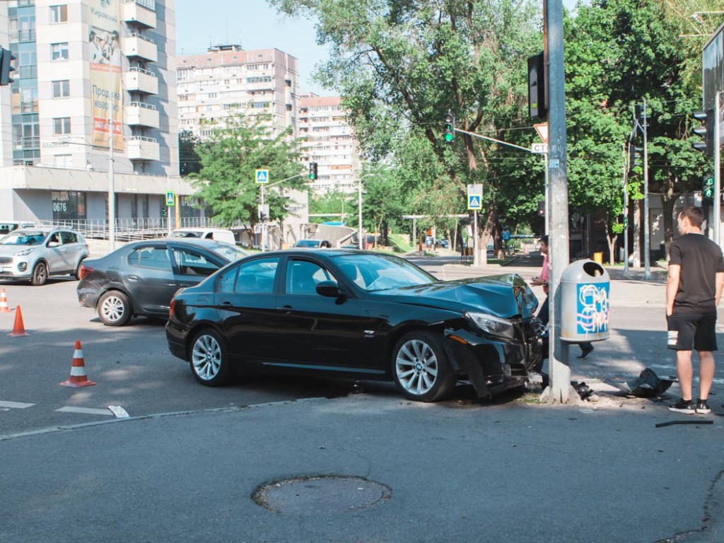 В Днепре столкнулись Renault и BMW, есть пострадавшие (ФОТО, ВИДЕО)
