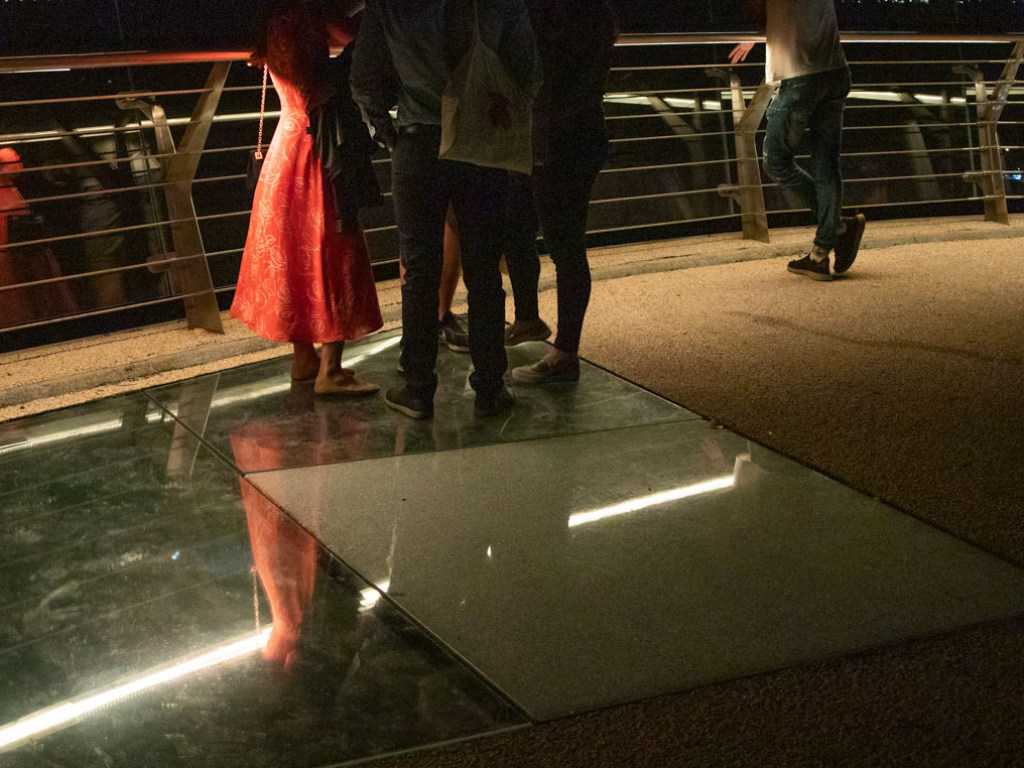 На «мосту Кличко» новое повреждение: треснула одна из секций стеклянного пола (ФОТО)