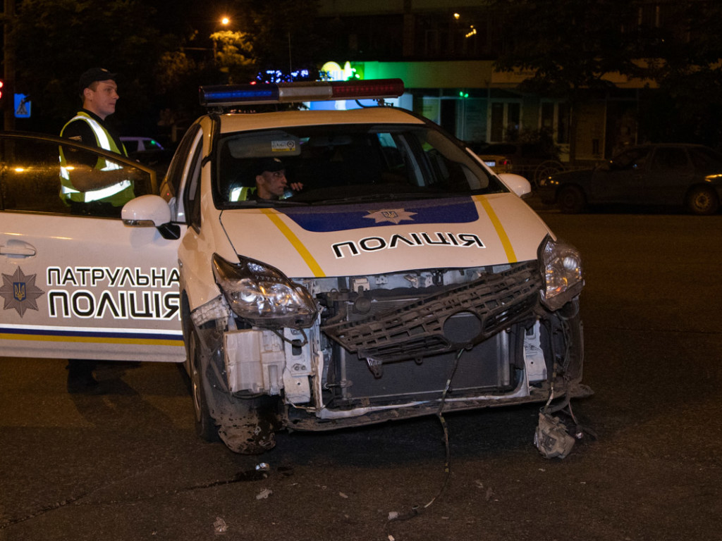 Полицейский Prius врезался в Skoda на столичной Соломенке (ФОТО, ВИДЕО)