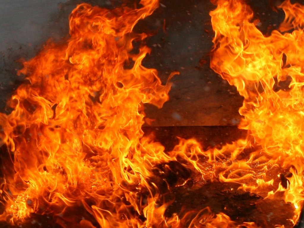 Под Киевом вспыхнул крупный пожар: горит недостроенное здание (ВИДЕО)