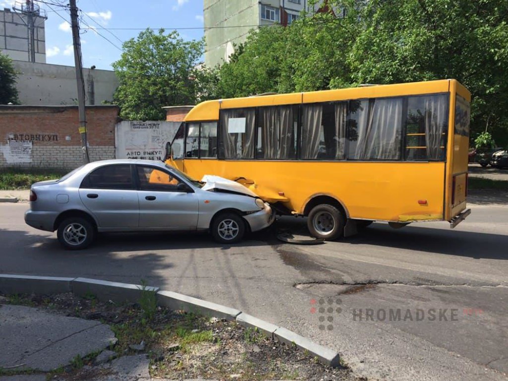 В Полтаве маршрутка столкнулась с такси: пострадали пассажиры автобуса (ФОТО, ВИДЕО)