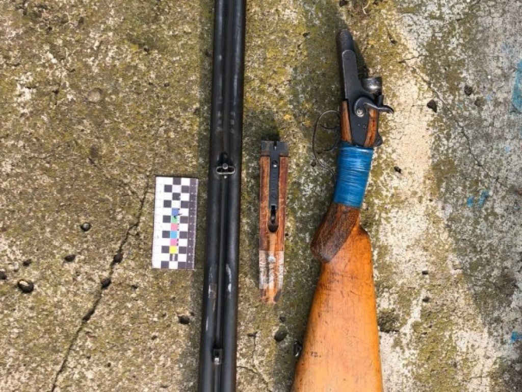 Житель Винницкой области хранил дома арсенал оружия: ружье, порох и граната (ФОТО)