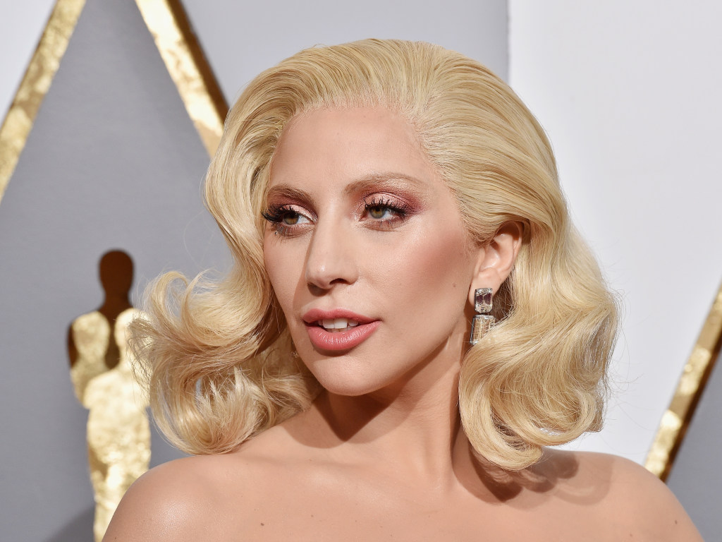 Леди Гага могла покалечиться: во время трюка на сцене она чуть не рухнула с двухметровой высоты (ВИДЕО)
