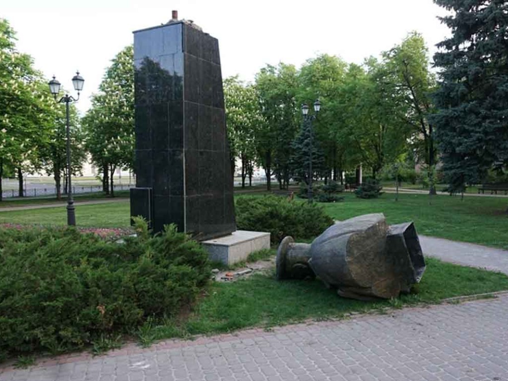 Снос памятника Жукову в Харькове: полиция открыла два уголовных производства