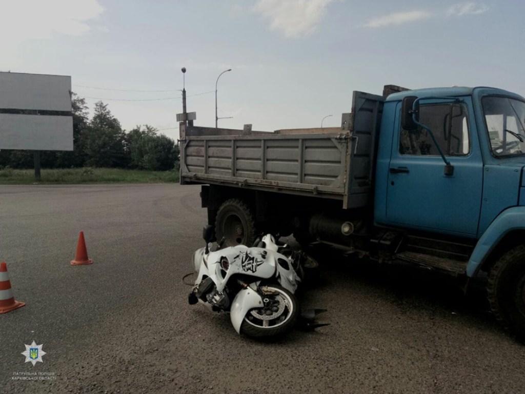 В Харькове под ГАЗ влетел мотоцикл (ФОТО)