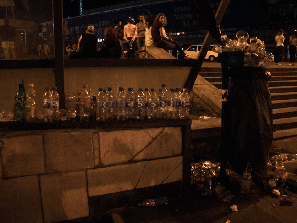 Стадион «Олимпийский» в Киеве завалили мусором после концерта MONATIK (ФОТО, ВИДЕО)