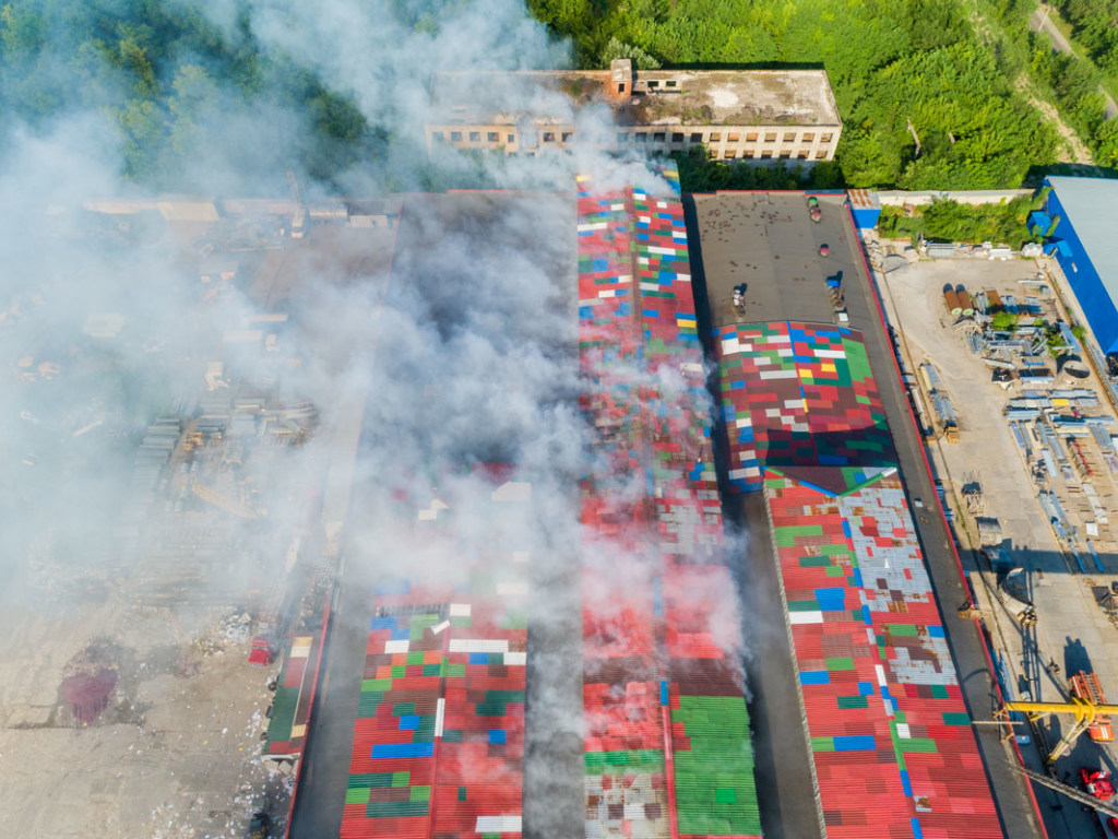 В Днепре начался пожар на заводе по производству туалетной бумаги (ФОТО, ВИДЕО)