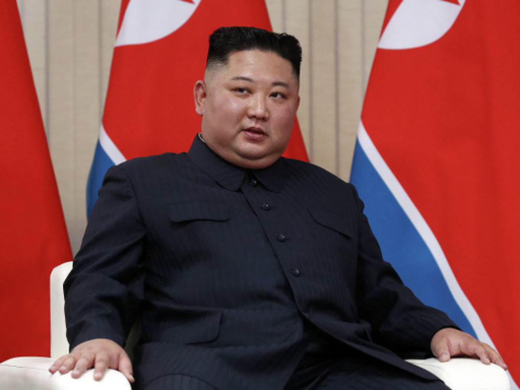Ким Чен Ын посетил концерт вместе с «казненным за измену» госчиновником (ФОТО)  