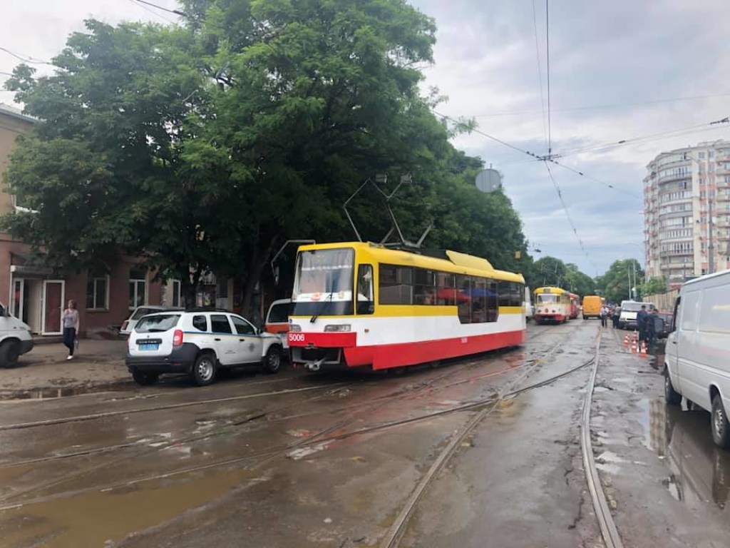 В Одессе полицейский-«автохам» заблокировал движение трамваев: образовалась пробка (ФОТО)