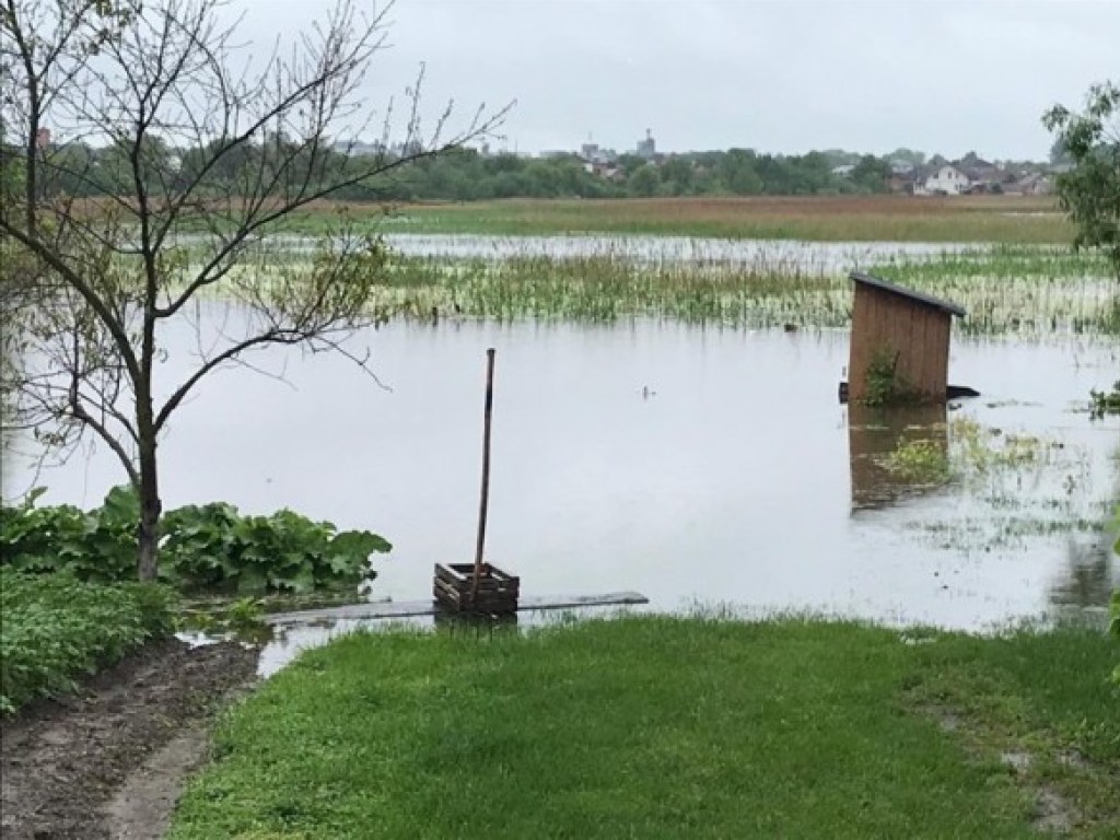 Во Львовской области плотина не выдержала напора воды: затопило несколько дворов (ФОТО)