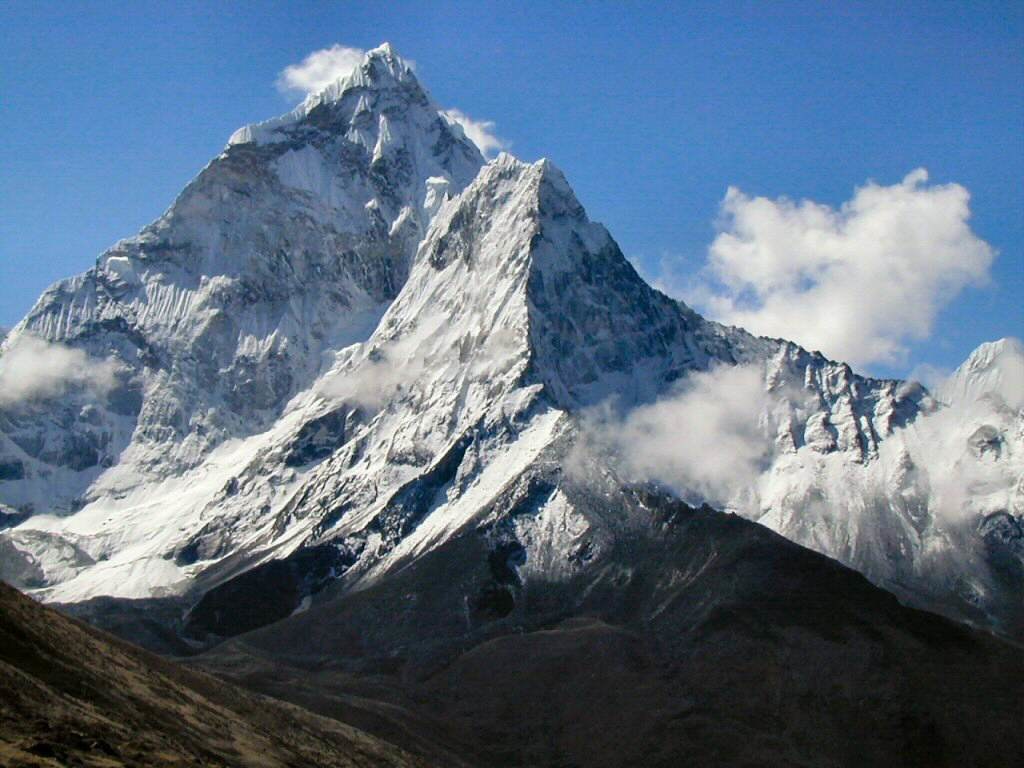В Гималаях пропали 8 альпинистов: нашли тела пятерых