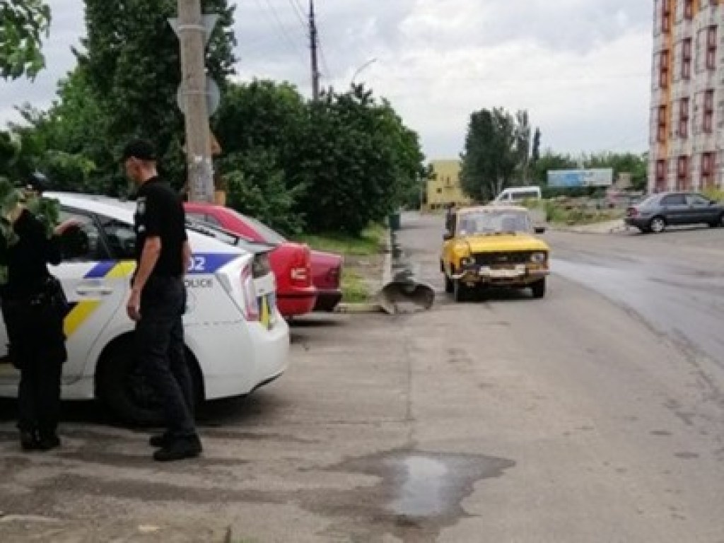 В Николаеве пьяный водитель свалил дорожный знак и уснул за рулем (ФОТО)