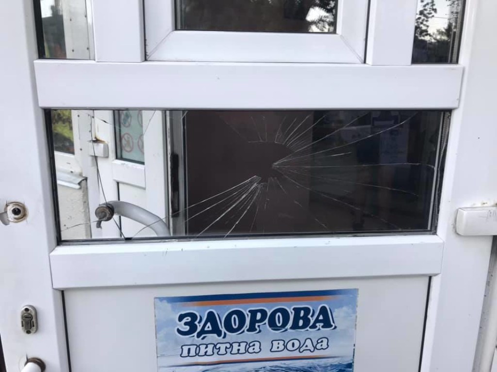 В Киеве банда крикливых подростков совершила налет на магазин: избит полицейский (ФОТО)