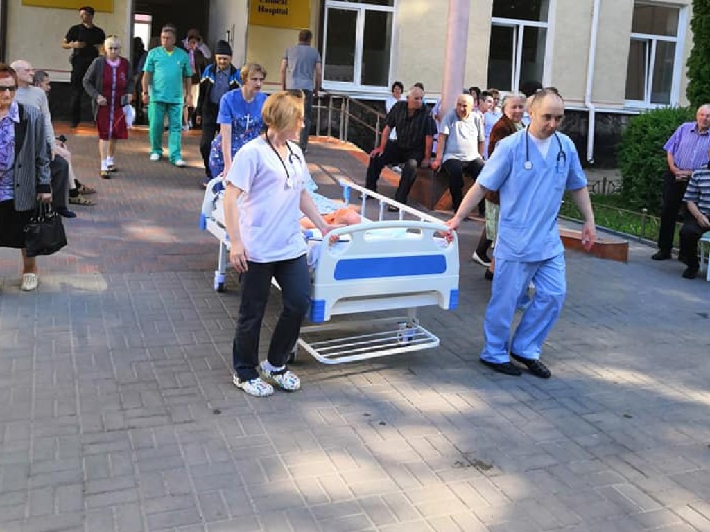 В Луцке сообщили о минировании больницы: пациентов выносили на носилках (ФОТО)