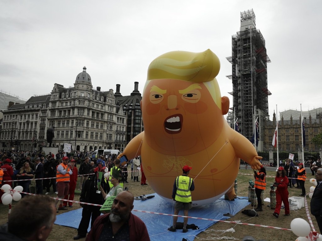 В Лондоне в небо запустили «малыша Трампа» (ФОТО, ВИДЕО)
