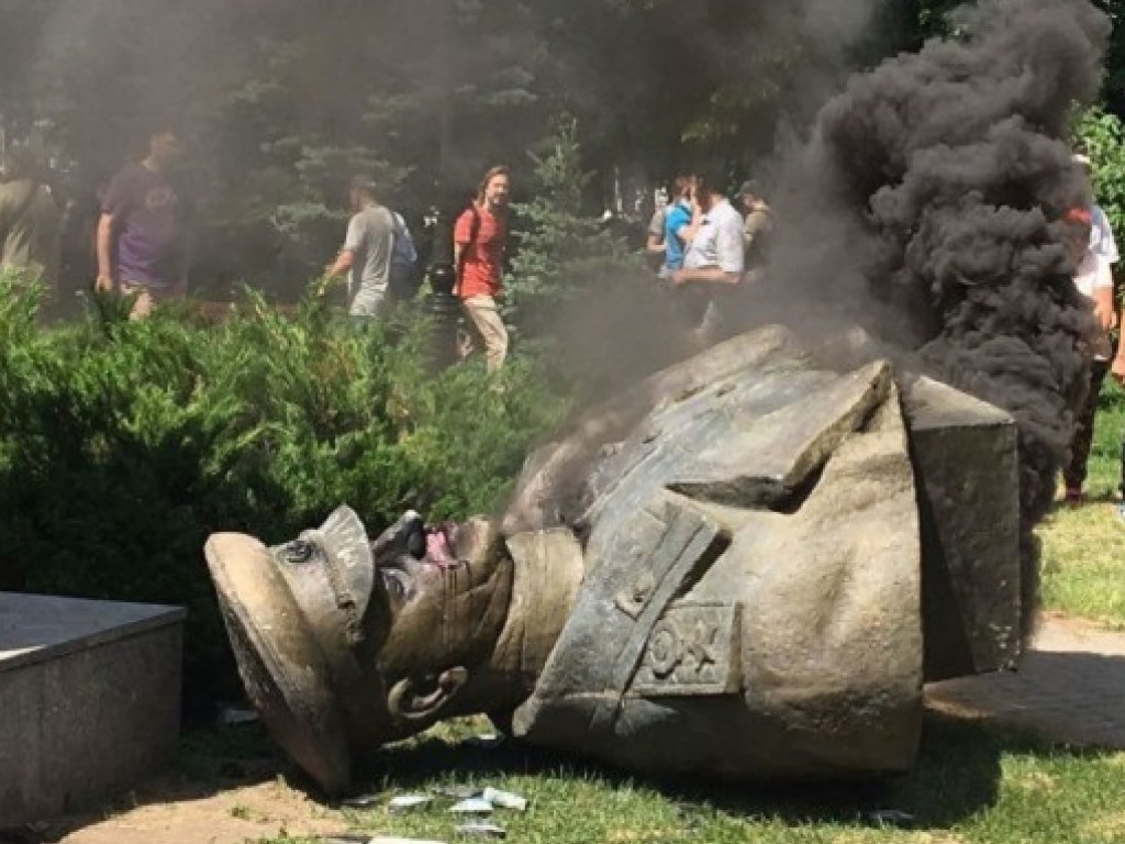 В УИНП прокомментировали ситуацию вокруг памятника Жукову в Харькове