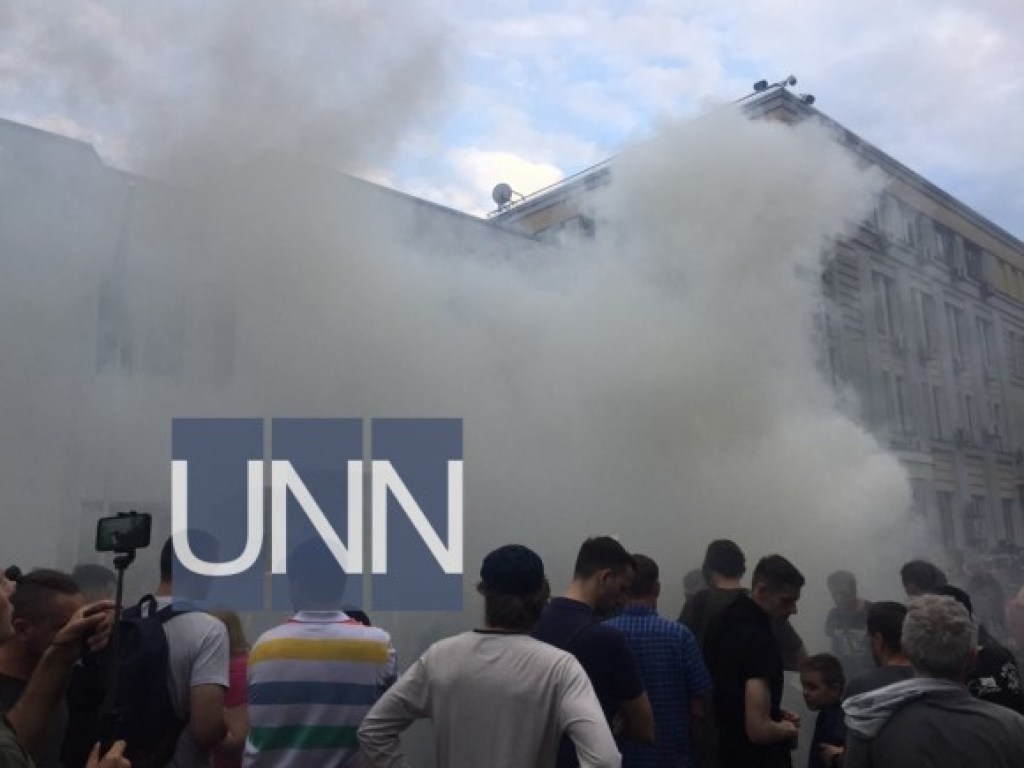 У здания МВД новый митинг: активисты пустили в ход дымовые шашки (ФОТО)