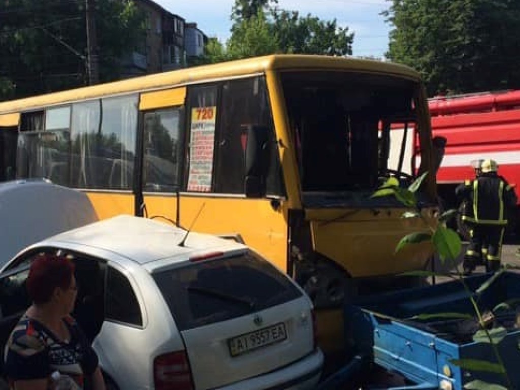 Масштабное ДТП под Киевом: пострадало 26 человек (ФОТО)