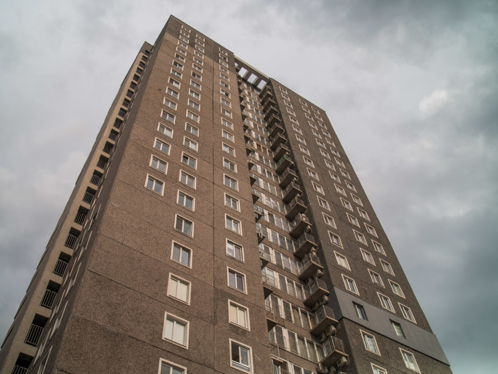 В Днепре мужчина и женщина стреляли с балкона десятого этажа (ФОТО, ВИДЕО)