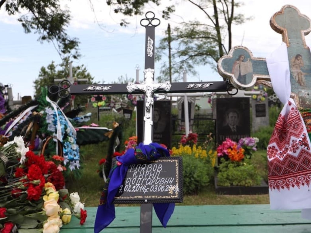 Прощаться с застреленным Кириллом Тлявовым пришли сто человек: мальчика похоронили в Переяславе (ФОТО)