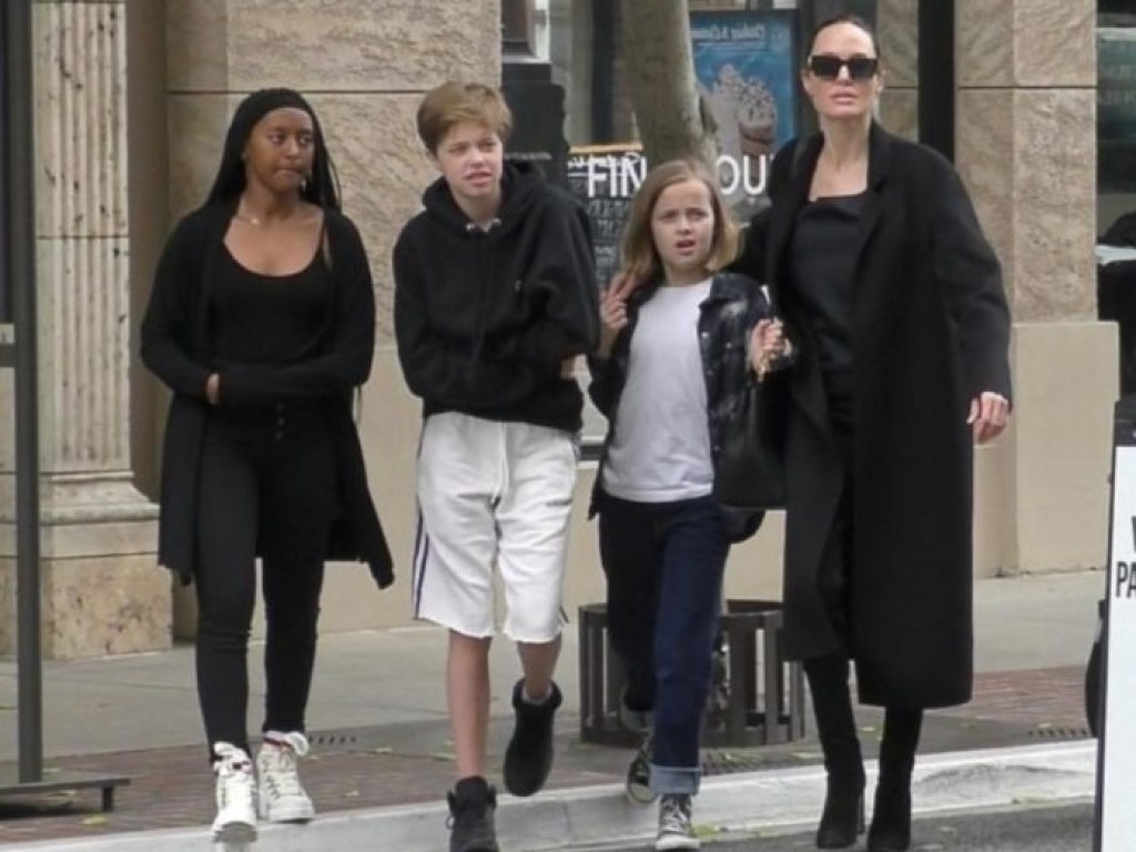 Экстремально худая Джоли без белья прогулялась с дочерями (ФОТО)