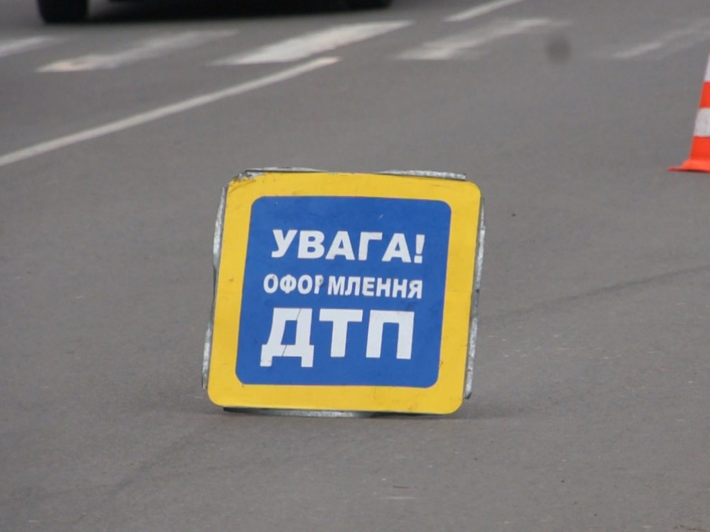 На Мостицком массиве в Киеве произошло ДТП с участием маршрутки, микроавтобуса и иномарки (ВИДЕО)
