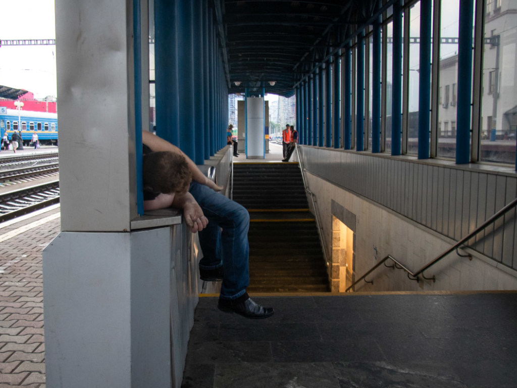 На центральном вокзале в Киеве нашли труп мужчины с билетом (ФОТО, ВИДЕО)