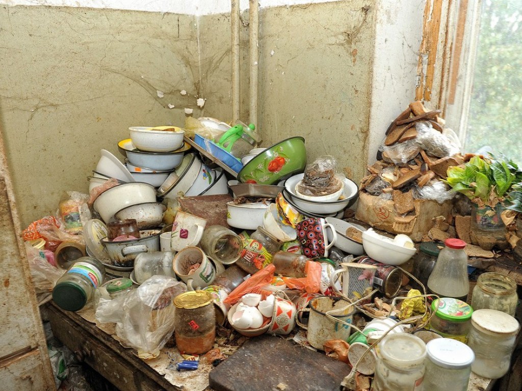 В Полтаве женщина превратила квартиру в мусорную свалку (ВИДЕО)