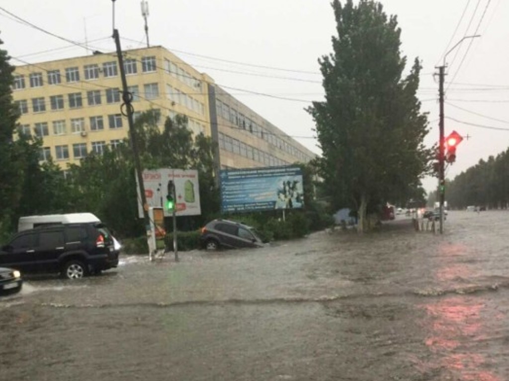 Из-за непогоды в  Новой Каховке посреди улицы утонула иномарка (ФОТО, ВИДЕО)