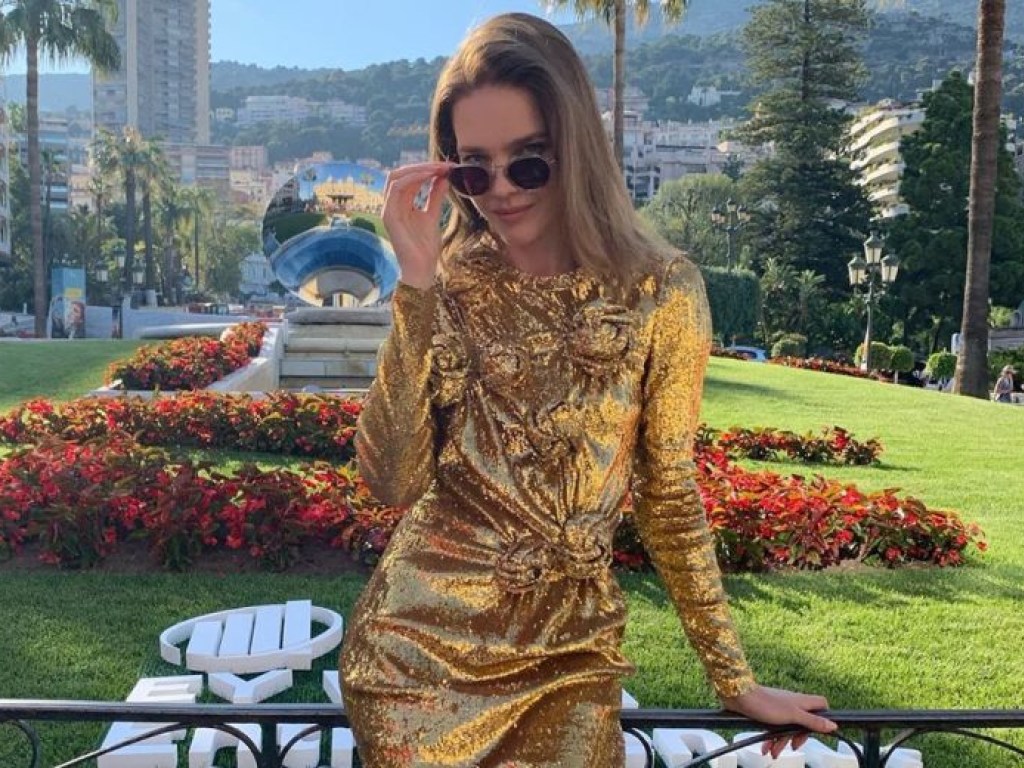 Наталья Водянова блеснула шикарной фигурой в золотом платье в Монако (ФОТО)