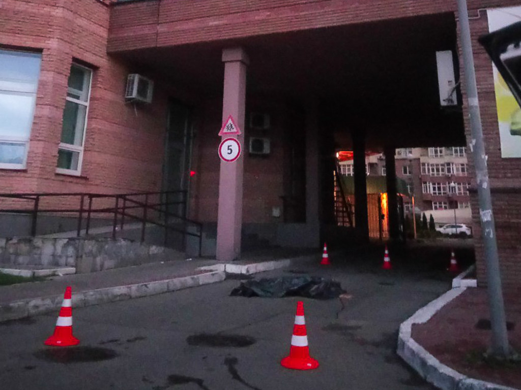 Трагедия на столичной Соломенке: девушка спрыгнула с 14 этажа после дня рождения (ФОТО)
