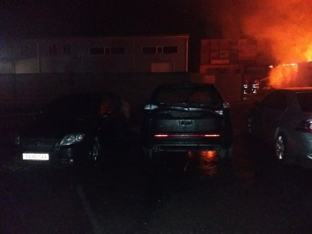 Ночью в Киеве горела бывшая автобаза: повреждены три автомобиля (ФОТО)