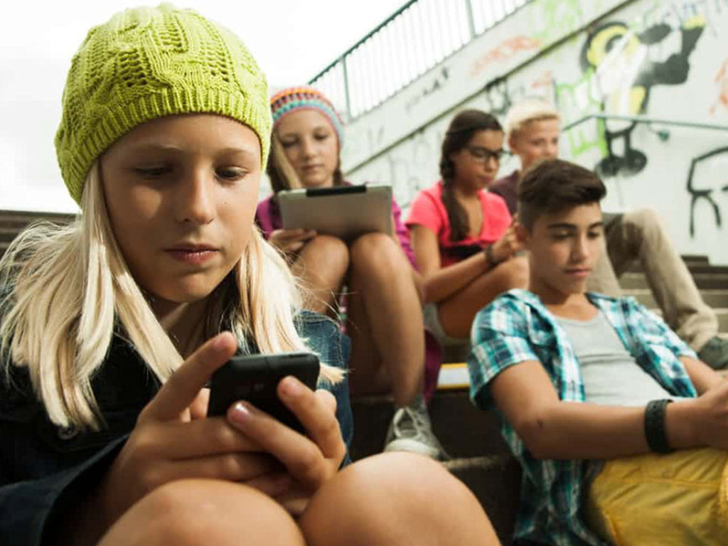 В украинских школах хотят запретить пользоваться смартфонами