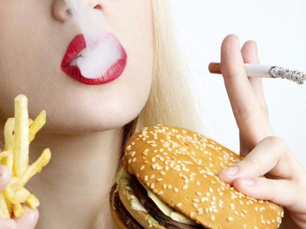 Названы вредные привычки, от которых люди толстеют