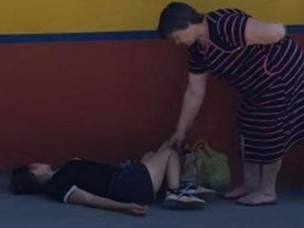 Под Киевом на остановке пьяная девочка потеряла сознание: на место прибыли полиция и «скорая»  (ФОТО)
