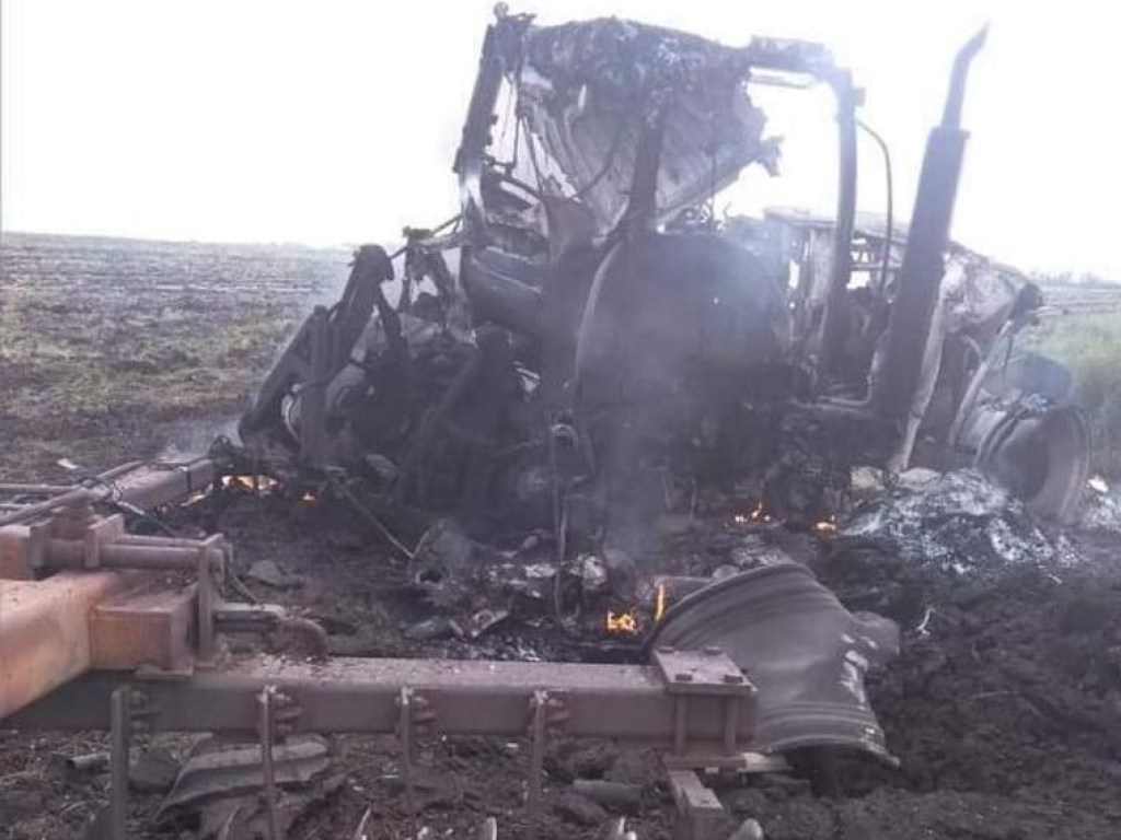 В Луганской области на поле подорвался трактор, есть пострадавшие (ФОТО)