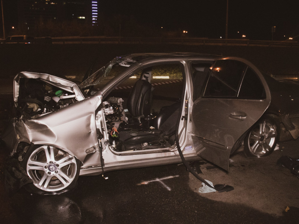 Mercedes с 5  пятью людьми в салоне на большой скорости врезался в столичный ТЦ, есть жертвы (ФОТО, ВИДЕО)