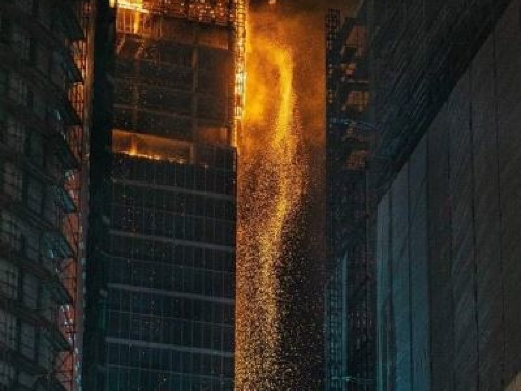 На строительном объекте в Варшаве произошло ЧП: горел 130-метровый небоскреб (ФОТО, ВИДЕО)