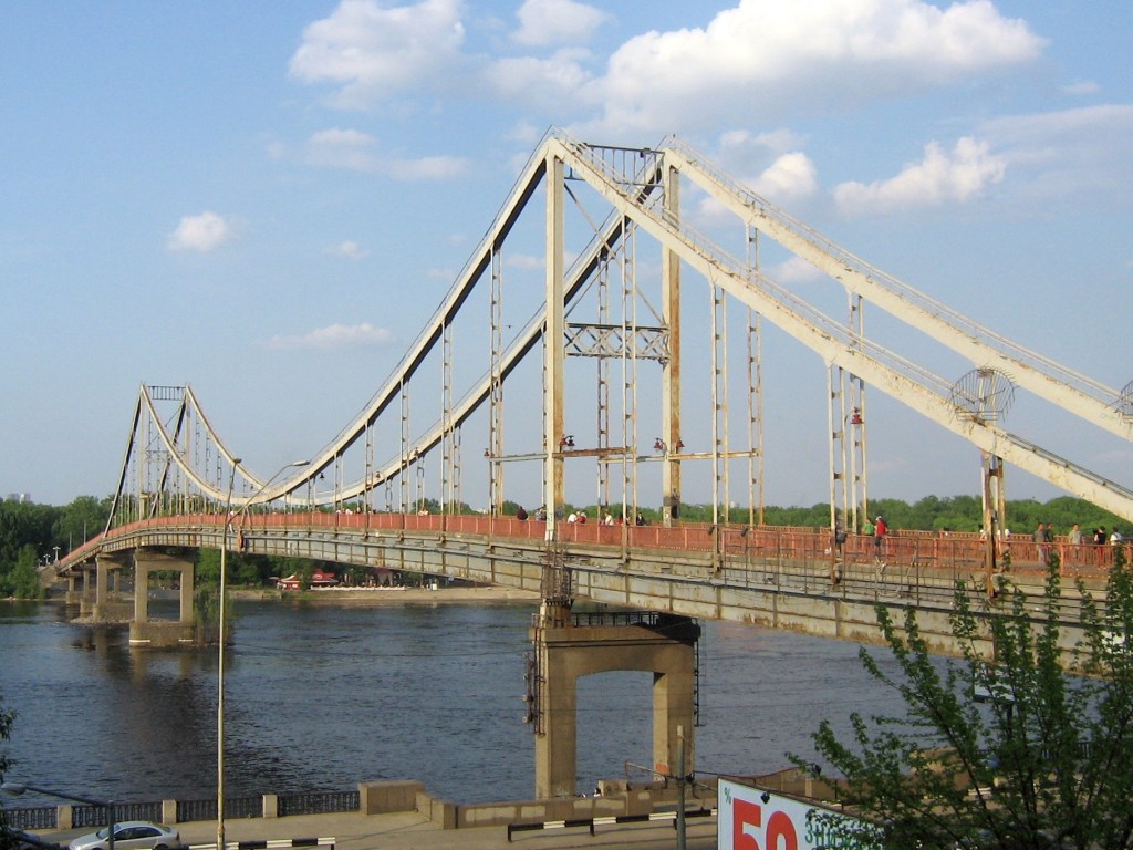 В Киеве молодая женщина упала с пешеходного моста в Днепр