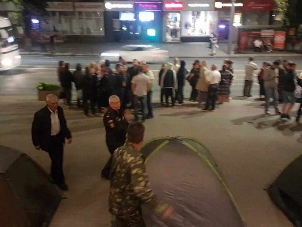 В Кишиневе у зданий ключевых органов власти появились палатки протестующих (ФОТО, ВИДЕО)