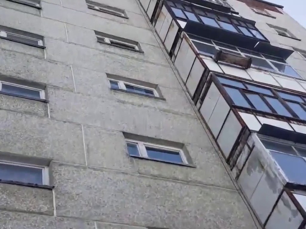 Жуткая трагедия: под Киевом двухлетний ребенок выпал из окна на 8 этаже