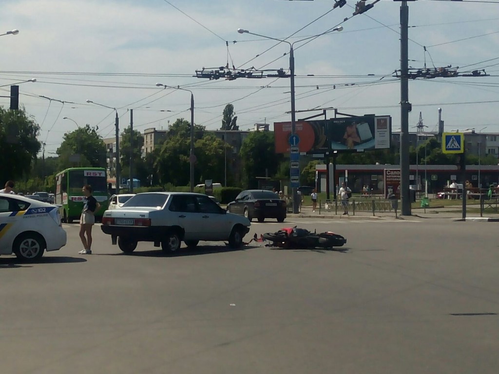 В Харькове мотоциклист не поделил дорогу с легковым автомобилем (ФОТО)