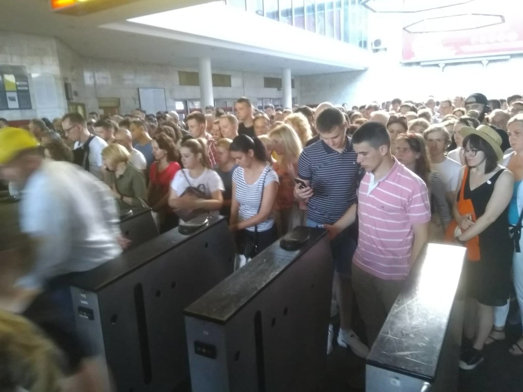 Апокалипсис в киевском метро: На станции «Лукьяновская» собралась толпа пассажиров, турникеты не выдерживают (ФОТО)