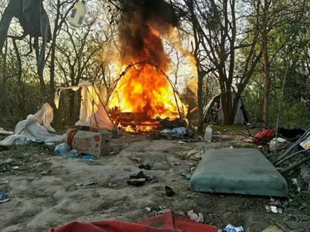 На Лысой горе в Киеве снова подожгли дом ромов (ФОТО, ВИДЕО)