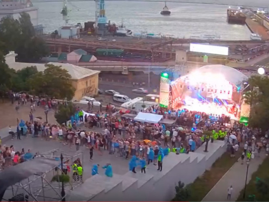 В Одессе во время концерта на Потемкинской лестнице рухнула огромная конструкция с оборудованием