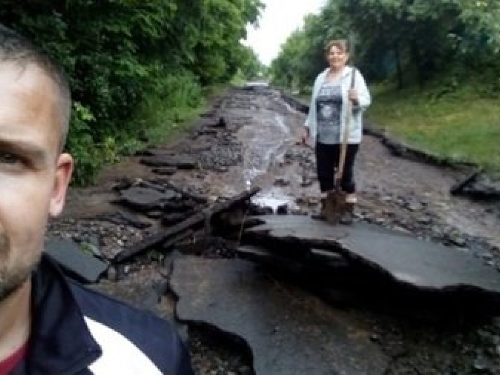 Асфальт разбило на куски: дождем смыло дороги в Черкасской области – СМИ (ФОТО)