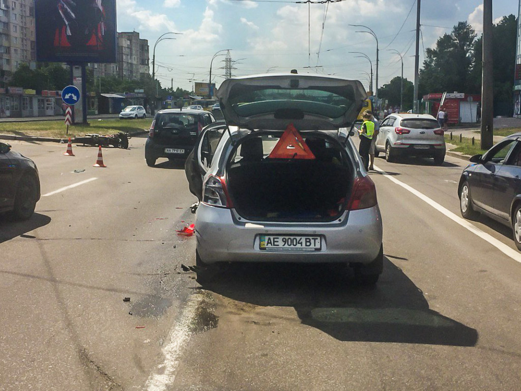 В Киеве мотоцикл врезался в авто Toyota: байкер в больнице (ФОТО)